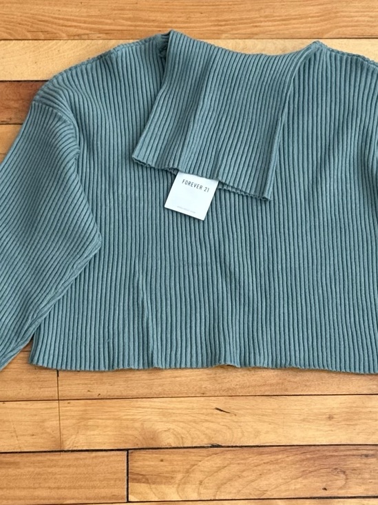 Forever 21 Sweaters - Forever 21 PATRINA Cropped Turtleneck Sweater in Green Size Medium NWT